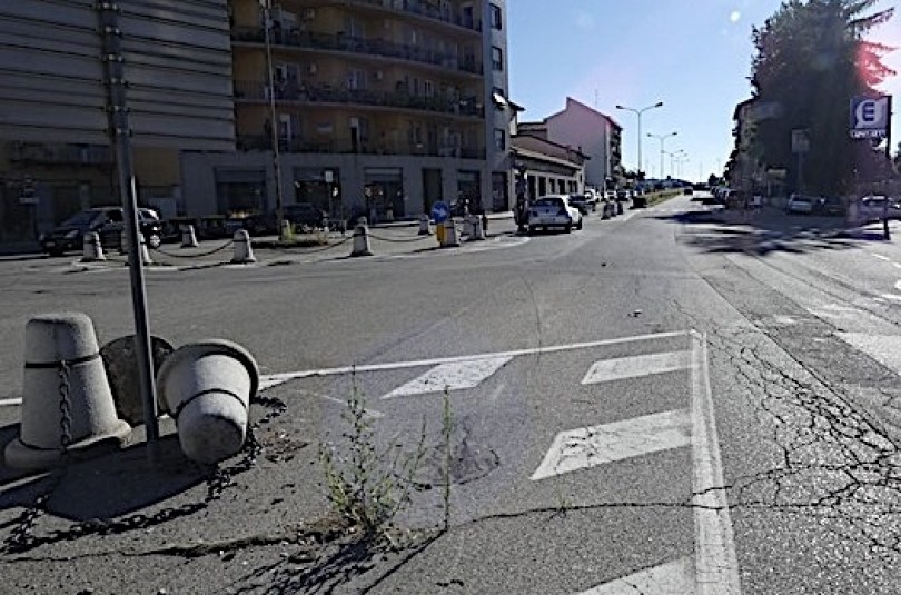 Perde il controllo del veicolo e abbatte alcune infrastrutture stradali in piazza XXV Aprile